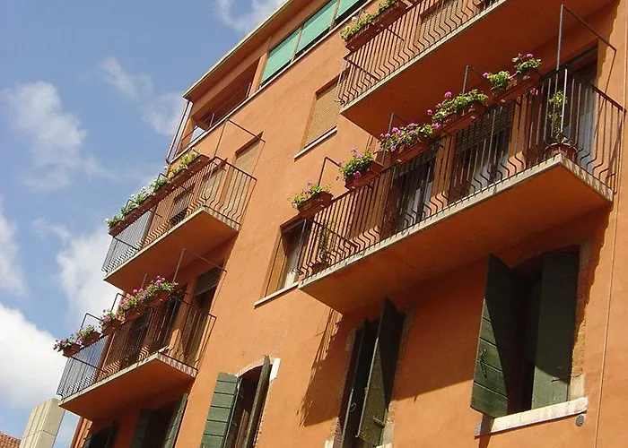 Agli Artisti 3* البندقية