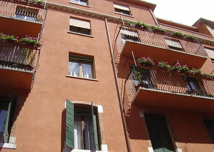Agli Artisti Venise