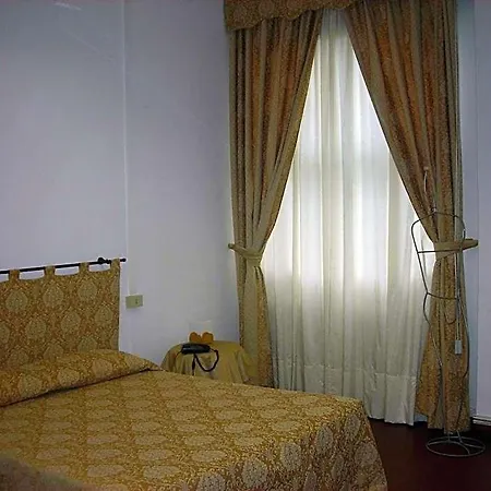 Agli Artisti 3*