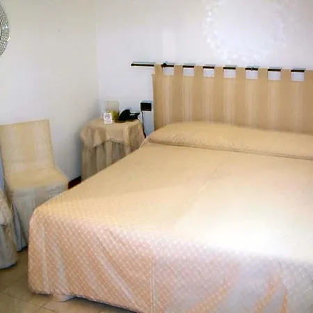 Agli Artisti 3*