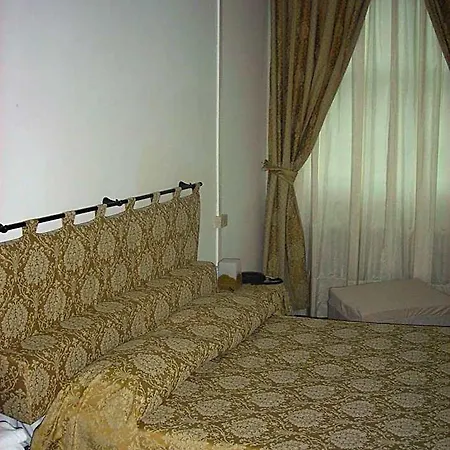 Agli Artisti 3*