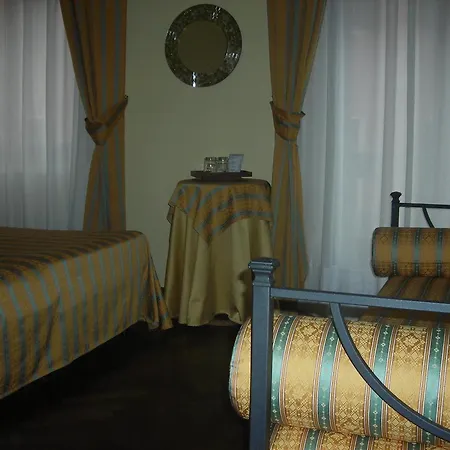 Agli Artisti 3*